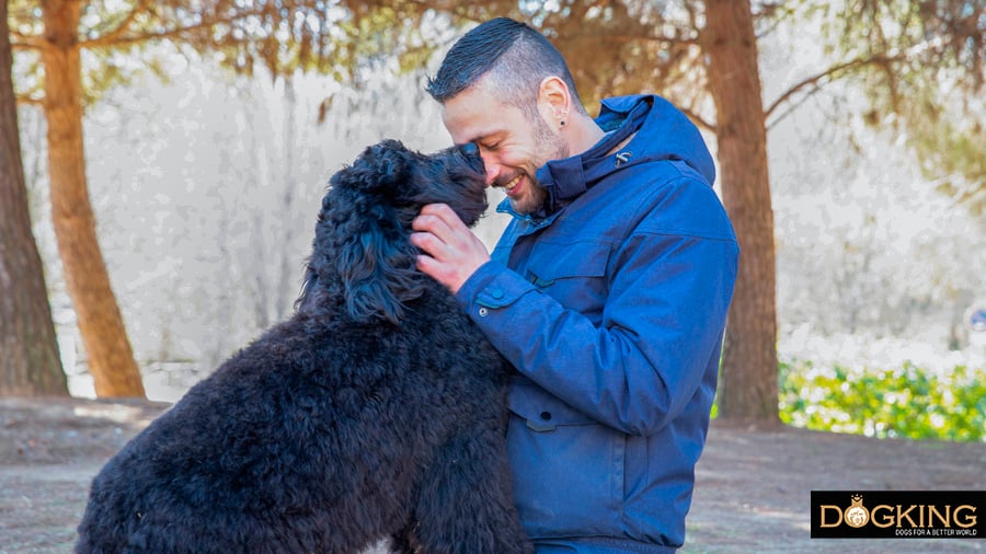 Home rebent molt d'amor de part de la seva mascota.