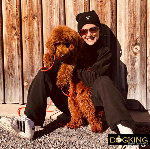 Paseo al atardecer Dueña paseando con su perro al atardecer.