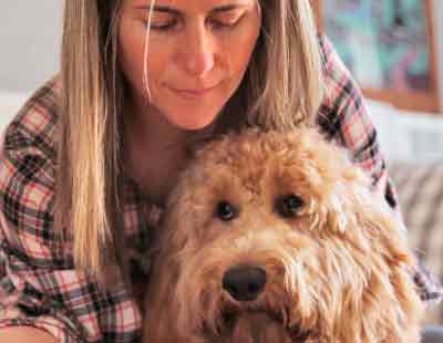 mujer y perro