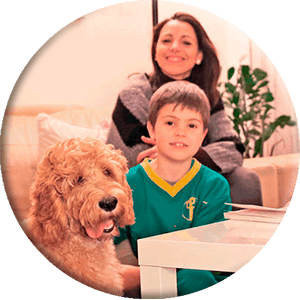 Familie mit Hund im Wohnzimmer des Hauses, rundes Bild