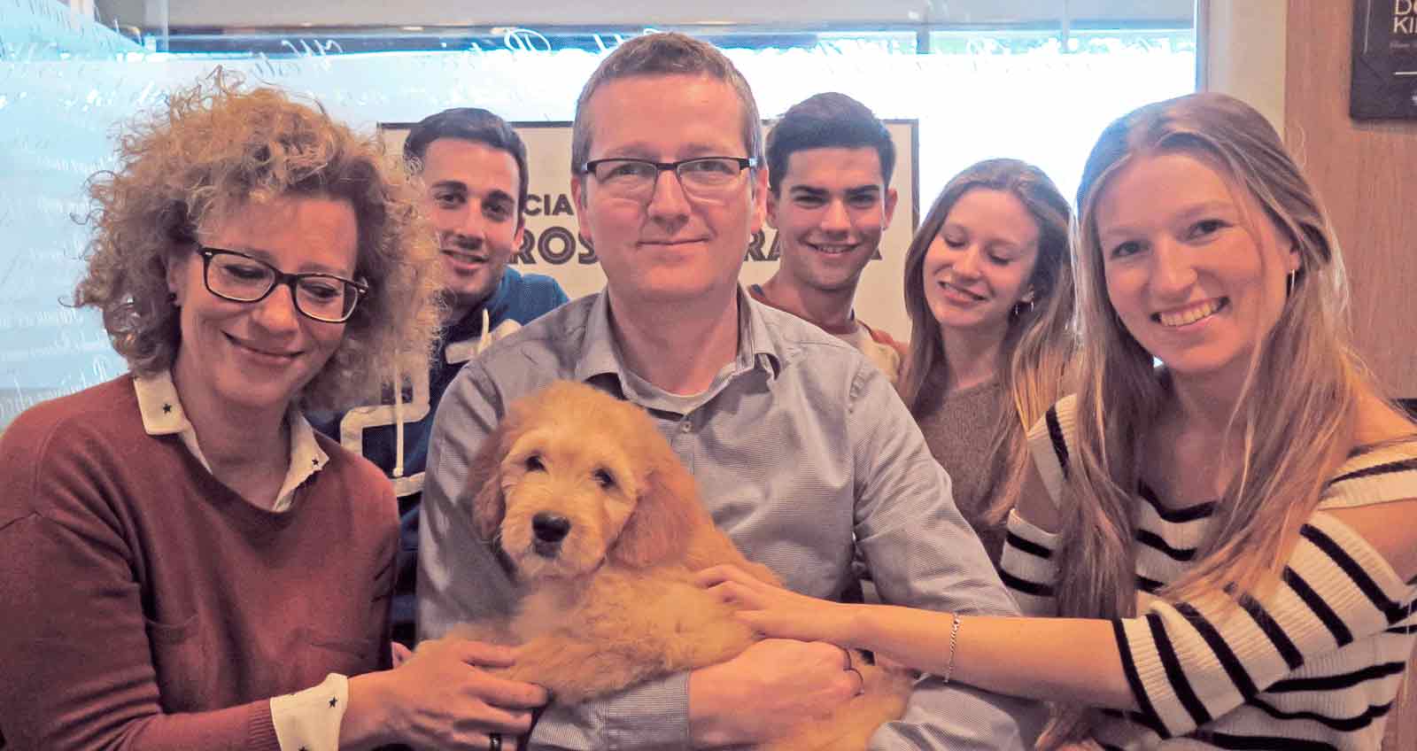 famille avec chiot