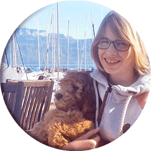 Chica con un cachorro en el puerto, imagen redonda