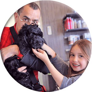 menina e homem com cachorro preto, imagem redonda
