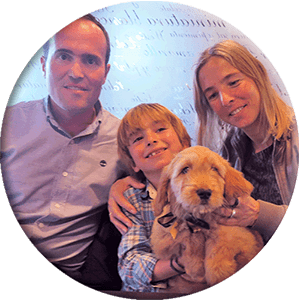 famille avec chien, photo ronde