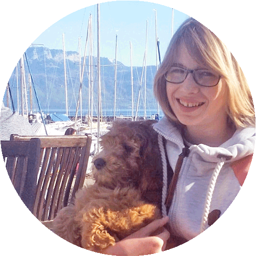 Teenager-Mädchen mit Hund in den Armen im Hafen, rundes Bild