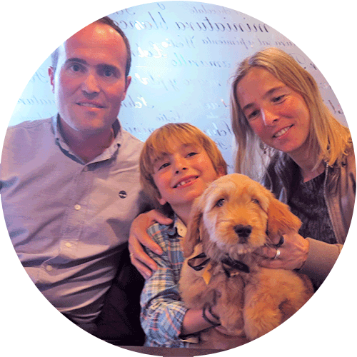 padre, madre e figlio con la foto rotonda del cane